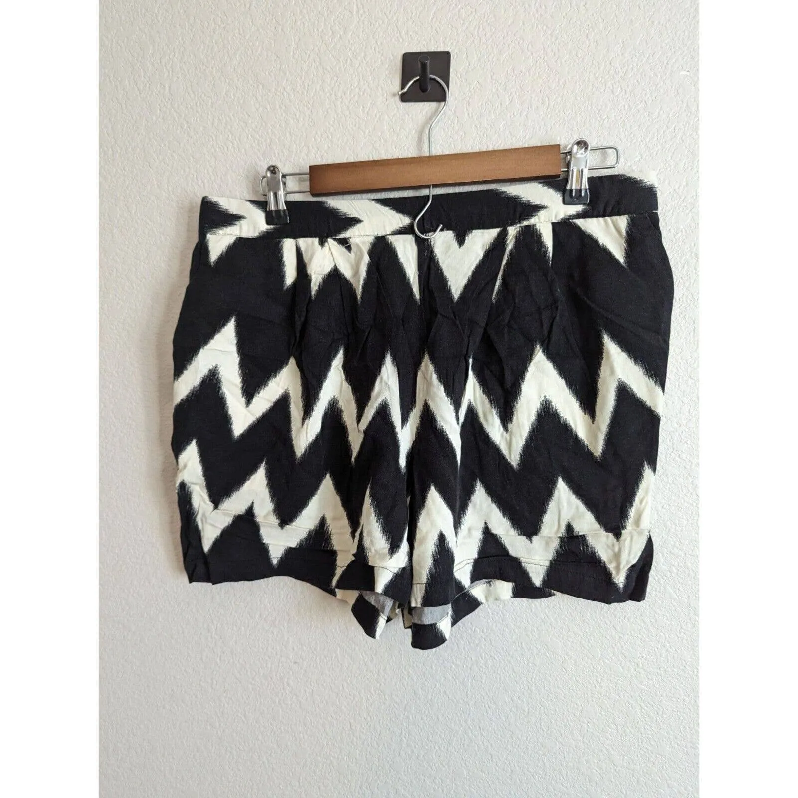 H&M Womens Sz M Casual Pull On Jogger Shorts Black White Chevron